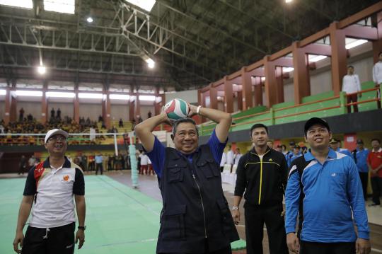 Asyiknya SBY tonton pertandingan voli saat kunker ke Bengkulu