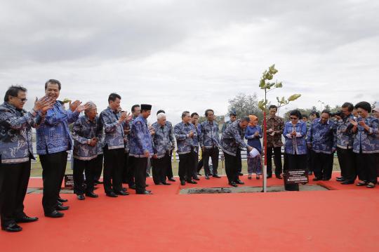 Hari Pers Nasional, SBY lepaskan penyu di Pantai Tapak Paderi
