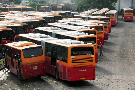 Mengintip aktivitas mekanik di bengkel bus Transjakarta