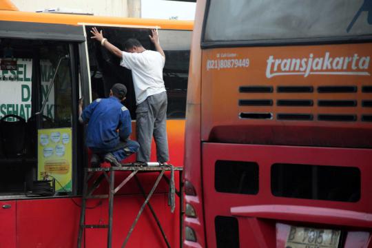 Mengintip aktivitas mekanik di bengkel bus Transjakarta