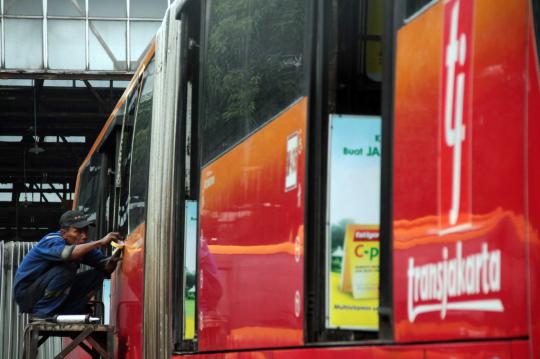 Mengintip aktivitas mekanik di bengkel bus Transjakarta