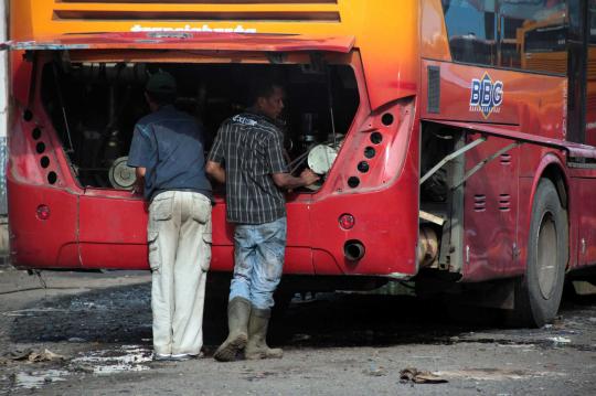 Mengintip aktivitas mekanik di bengkel bus Transjakarta