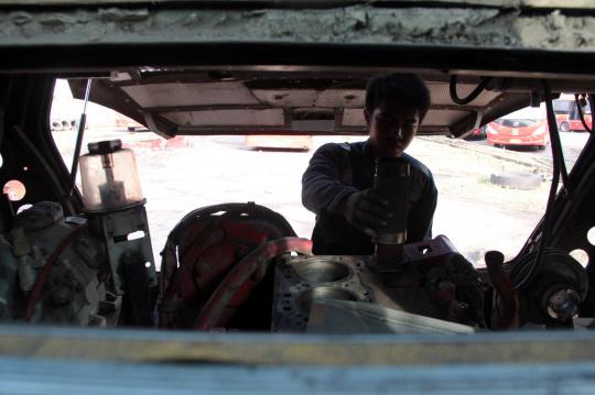 Mengintip aktivitas mekanik di bengkel bus Transjakarta