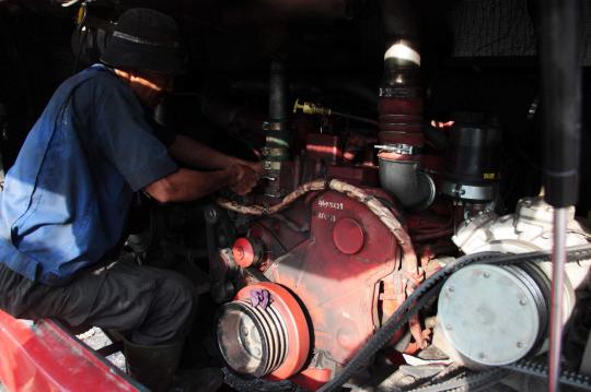 Mengintip aktivitas mekanik di bengkel bus Transjakarta