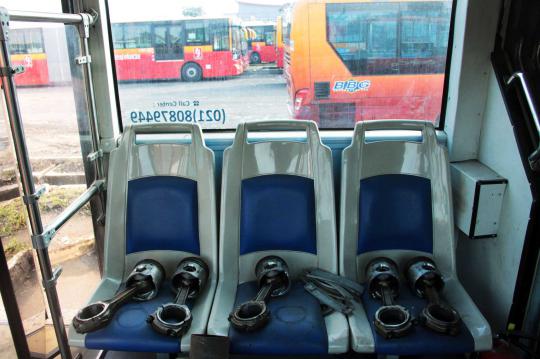 Mengintip aktivitas mekanik di bengkel bus Transjakarta
