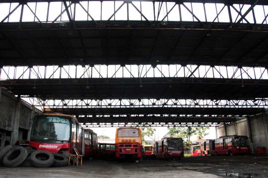 Mengintip aktivitas mekanik di bengkel bus Transjakarta