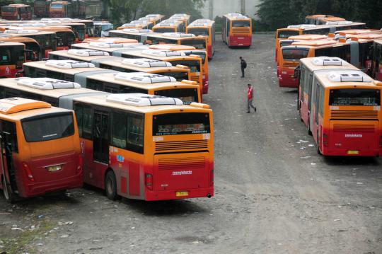 Mengintip aktivitas mekanik di bengkel bus Transjakarta