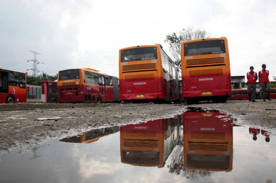 Mengintip aktivitas mekanik di bengkel bus Transjakarta
