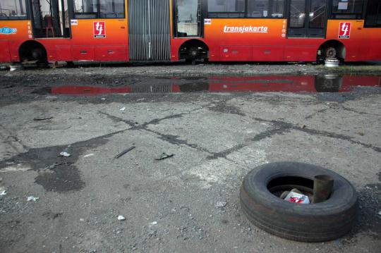 Mengintip aktivitas mekanik di bengkel bus Transjakarta