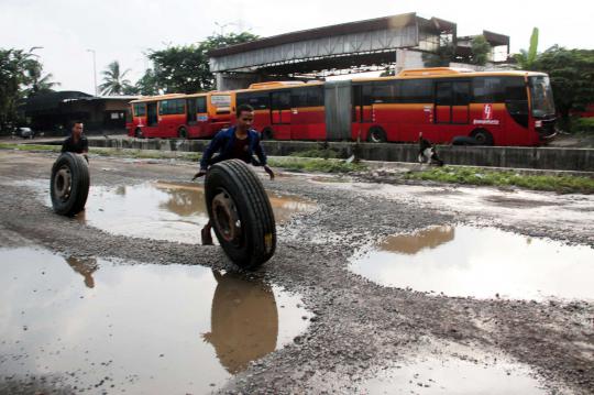 Mengintip aktivitas mekanik di bengkel bus Transjakarta