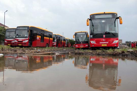 Mengintip aktivitas mekanik di bengkel bus Transjakarta