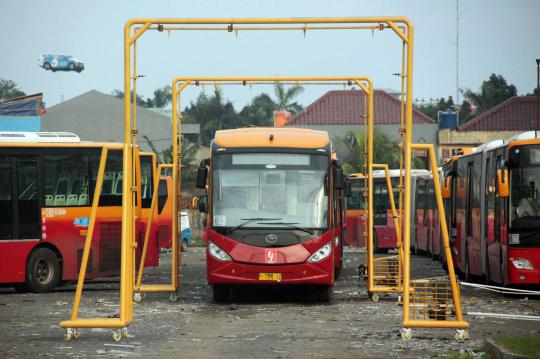 Mengintip aktivitas mekanik di bengkel bus Transjakarta