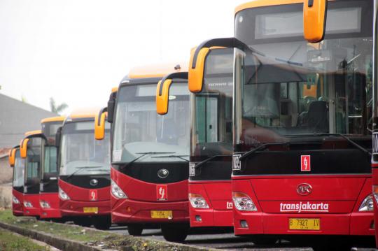 Mengintip aktivitas mekanik di bengkel bus Transjakarta