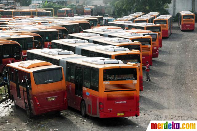 Foto : Mengintip aktivitas mekanik di bengkel bus 