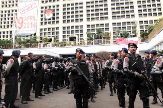 Simulasi pengamanan Pemilu 2014 di Gedung KPU