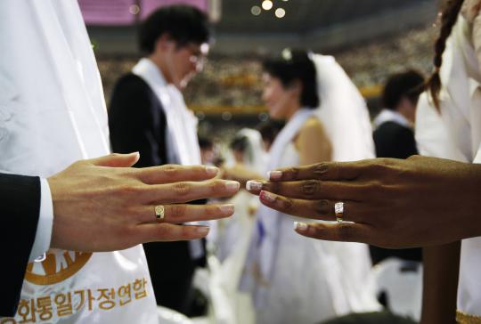 Ribuan warga Korea Selatan nikah massal