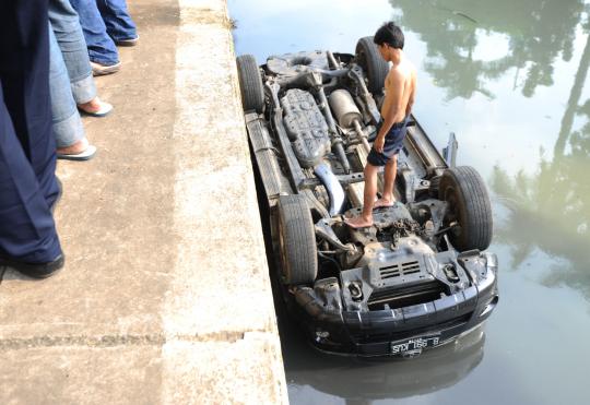 Ini Fortuner yang nyemplung ke Kali Cideng