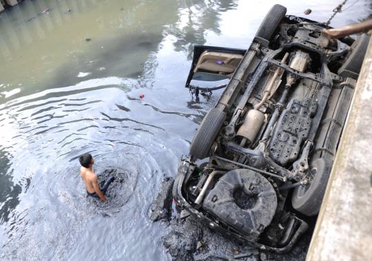 Ini Fortuner yang nyemplung ke Kali Cideng