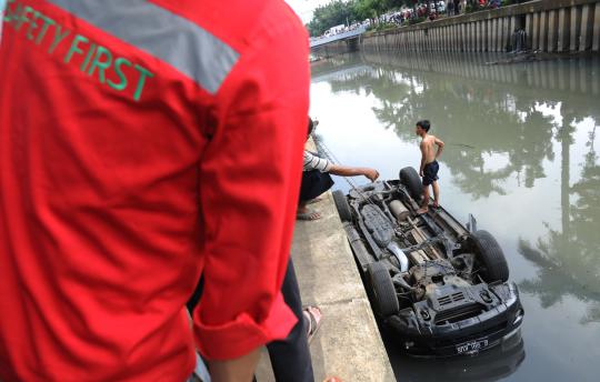 Ini Fortuner yang nyemplung ke Kali Cideng