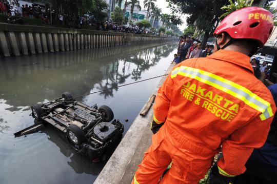 Ini Fortuner yang nyemplung ke Kali Cideng