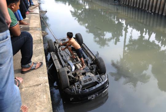 Ini Fortuner yang nyemplung ke Kali Cideng