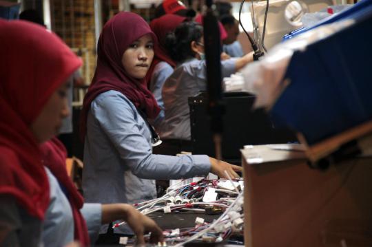 Potret buruh wanita di pabrik Sharp Karawang