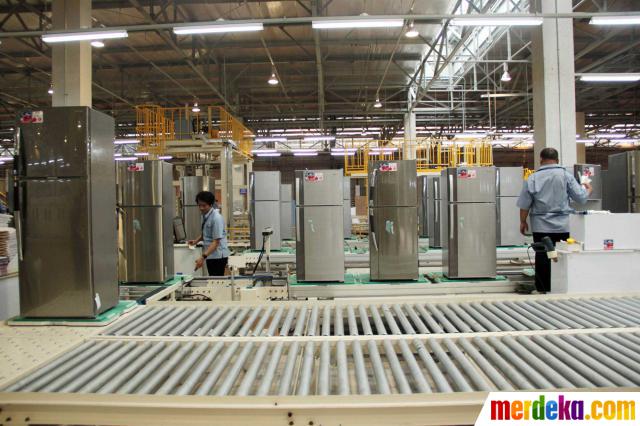 Foto Pabrik  baru produksi lemari  es mesin cuci Sharp 