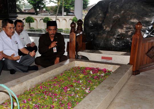 Perjalanan JK saat berziarah ke makam Bung Karno di Blitar