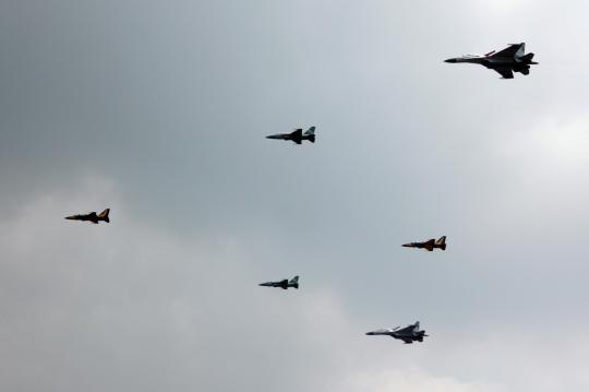 Aksi jet tempur T-50i Golden Eagle bermanuver di langit Halim