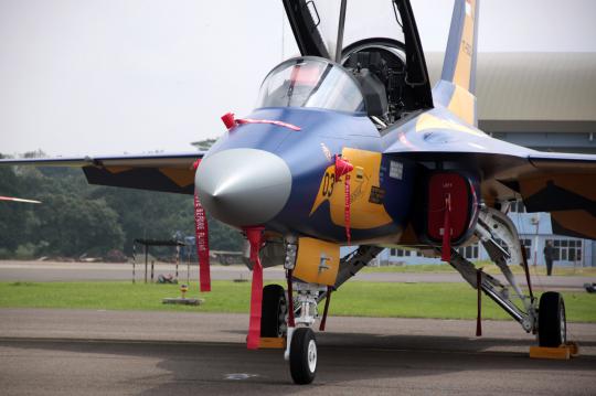 Aksi jet tempur T-50i Golden Eagle bermanuver di langit Halim