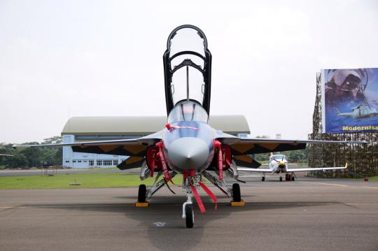 Aksi jet tempur T-50i Golden Eagle bermanuver di langit Halim