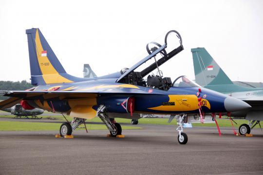 Aksi jet tempur T-50i Golden Eagle bermanuver di langit Halim