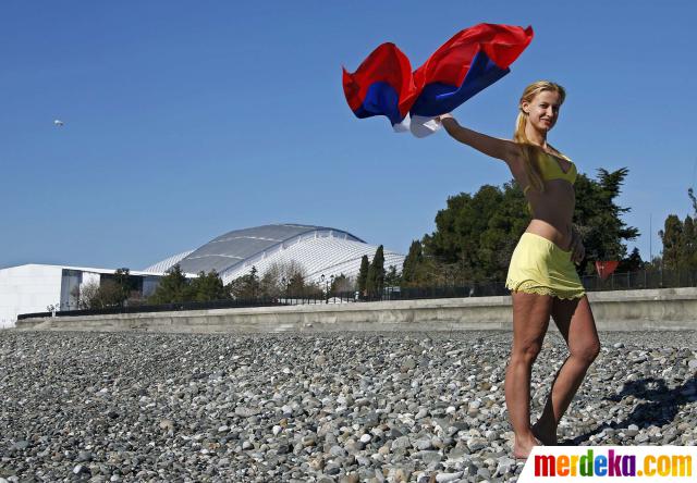 Foto : Jurnalis TV Rusia foto berbikini di sela liputan 
