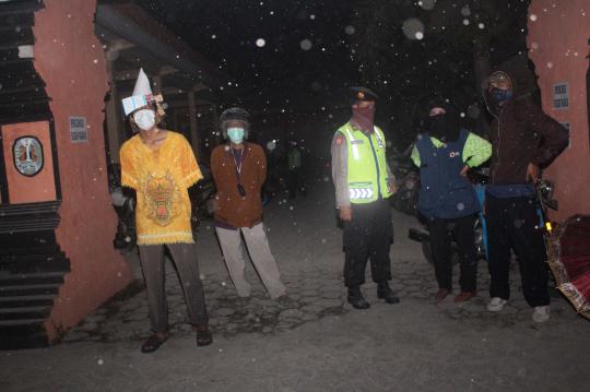 Hujan kerikil dan abu vulkanik Gunung Kelud di radius 20 Km