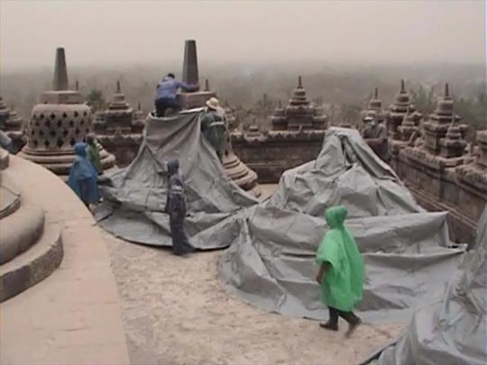 Diguyur hujan abu, Borobudur diselimuti terpal