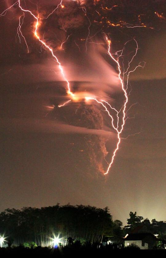 Dahsyatnya letusan Gunung Kelud disertai petir