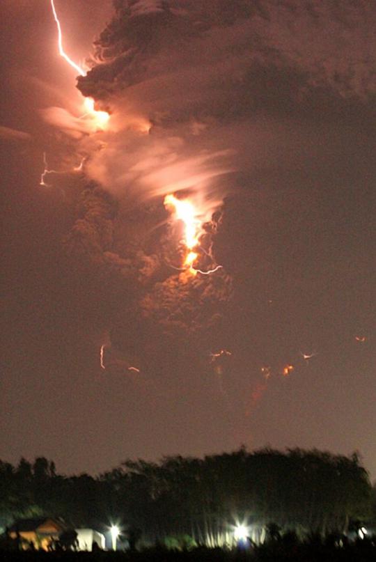 Dahsyatnya letusan Gunung Kelud disertai petir