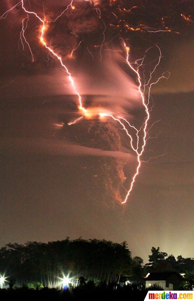 Foto : Dahsyatnya letusan Gunung Kelud disertai petir 