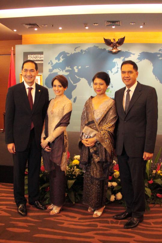 Senyum Lutfi dan Gita saat serah terima jabatan di Kemendag