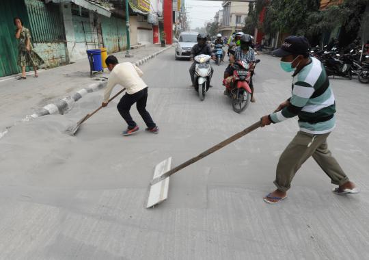 Abu vulkanik mereda, warga Kediri mulai bersih-bersih jalan