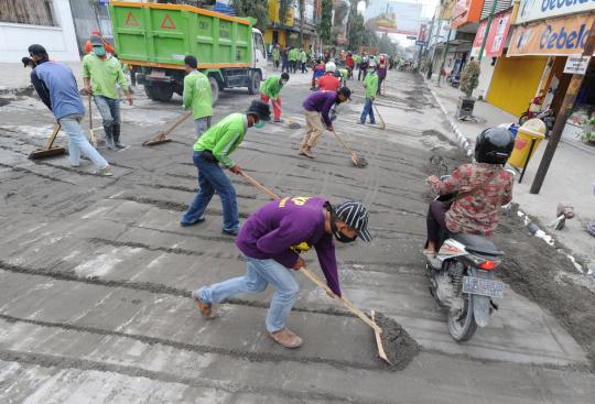 Abu vulkanik mereda, warga Kediri mulai bersih-bersih jalan