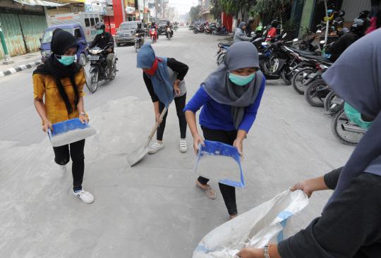 Abu vulkanik mereda, warga Kediri mulai bersih-bersih jalan