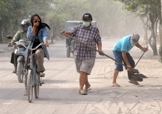 Abu vulkanik mereda, warga Kediri mulai bersih-bersih jalan