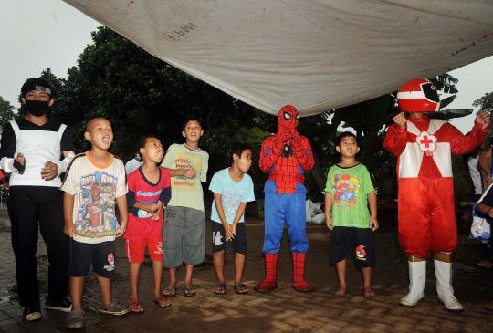 Hibur anak-anak korban banjir Pejaten, PMI datangkan 'Spiderman'