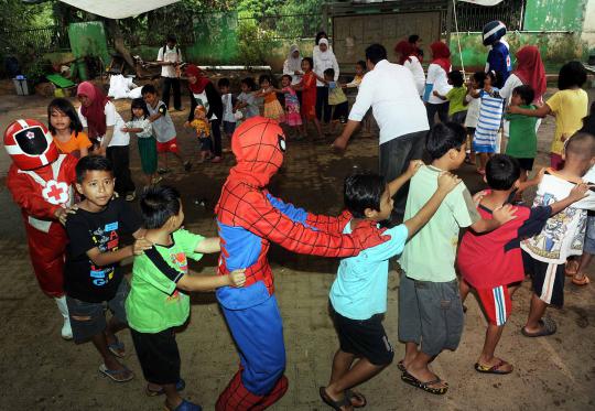 Hibur anak-anak korban banjir Pejaten, PMI datangkan 'Spiderman'