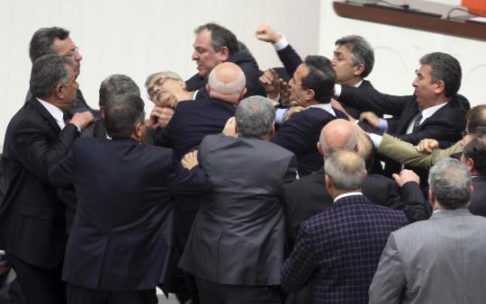 Perkelahian sesama anggota legislatif hiasi rapat parlemen Turki