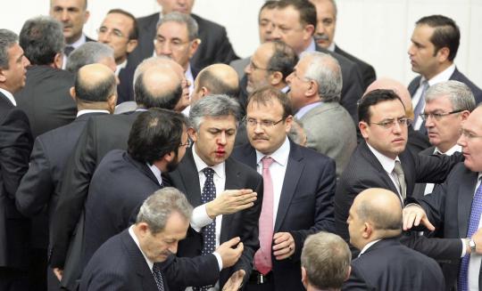 Perkelahian sesama anggota legislatif hiasi rapat parlemen Turki