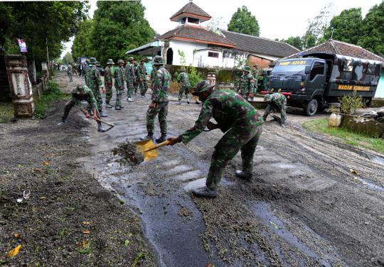 Aksi TNI AD bersihkan kerikil dalam jarak 5 km dari Gunung Kelud