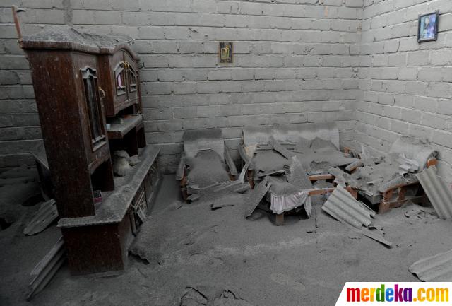 Foto Kondisi parah rumah warga yang tertutup abu Kelud 