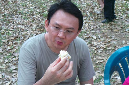 Liburan ke kampung halaman, Ahok habiskan satu durian Montong